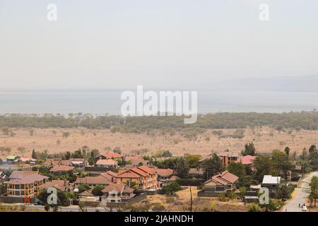 Hochwinkelansicht der Stadt Nakuru vor dem Hintergrund des Lake Nakuru, Kenia Stockfoto