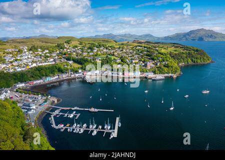 Luftaufnahme von der Drohne des Dorfes Tobermory auf der Isle of Mull, Argyll and Bute, Schottland, Großbritannien Stockfoto