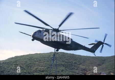 USMC CH53E Super Hengst bei der Durchführung von Hebearbeiten Stockfoto