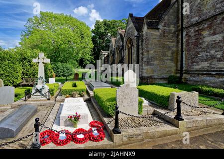 BLADON OXFORDSHIRE CHURCH OF ST MARTIN DIE CHURCHILL-GRÄBER UND GRABSTEINE IM FRÜHLING Stockfoto