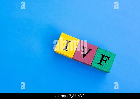 IVF - Akronym für in-vitro-Fertilisation auf bunten Holzklotzwürfeln Stockfoto