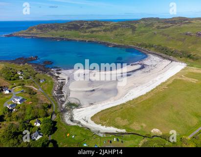 Luftaufnahme von der Drohne des Strandes in der Calgary Bay auf der Isle of Mull, Argyll und Bute, Schottland, Großbritannien Stockfoto