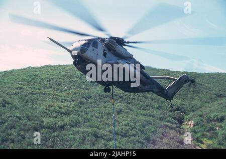 USMC CH53E Super Hengst bei der Durchführung von Hebearbeiten Stockfoto