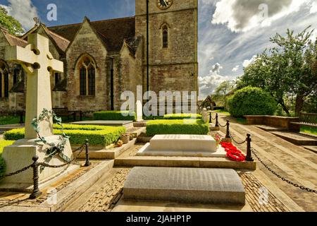 BLADON OXFORDSHIRE CHURCH OF ST MARTIN THE SPENCER - CHURCHILL GRAVES UND CROSS MEMORIAL FOR RANDOLF CHURCHILL Stockfoto