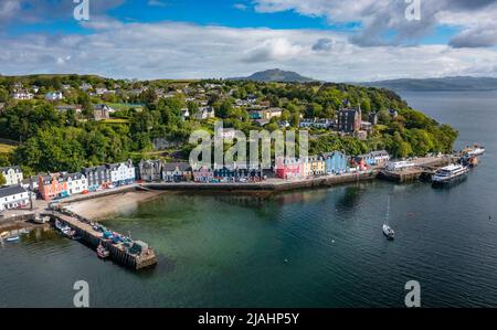 Luftaufnahme von Drohne von bunten Häusern im Dorf Tobermory auf Isle of Mull, Argyll und Bute, Schottland, Großbritannien Stockfoto