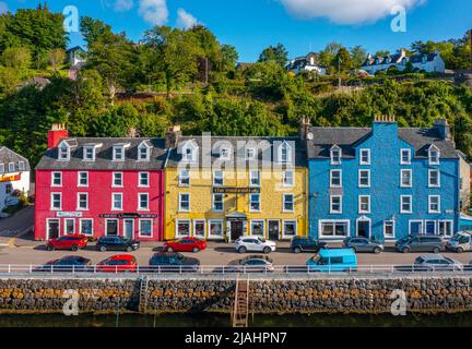 Luftaufnahme von Drohne von bunten Häusern im Dorf Tobermory auf Isle of Mull, Argyll und Bute, Schottland, Großbritannien Stockfoto