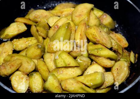 Gegrillte Zucchinis in Scheiben mit Gewürzen, roten Paprika, Salz und Kreuzkümmel mit Knoblauch und Öl, gesunde Lebensmittel, Veggie und Gewichtsverlust Konzept, gesunde Lebensmittel, TAS Stockfoto