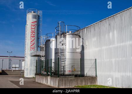 Nuits Saint Georges, Frankreich, 15. April 2022, Le Cassissium, Védrenne Destillateur produziert crèmes de Cassis, crèmes de fruits, Liköre, Eaux-de-vie, mar Stockfoto