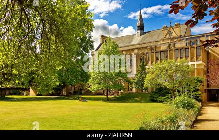 OXFORD CITY ENGLAND BALLIOL COLLEGE DER GARTEN QUAD HALLE UND BUTTRIGE GEBÄUDE IM FRÜHLING Stockfoto