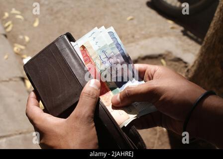 Pakistanische Rupien Einschließlich 5000 1000 500 100 Stockfoto