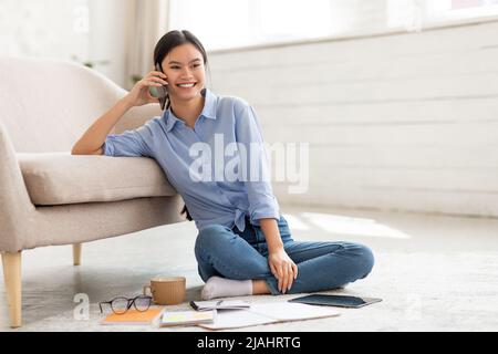 Koreanische Frau SMM-Manager arbeitet von zu Hause aus, Telefonanruf Stockfoto