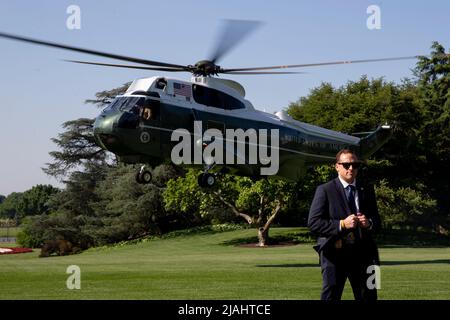 Washington, DC, USA. 30.. Mai 2022. Marine One, die US-Präsident Joe Biden und First Lady Jill Biden trägt, landet auf dem South Lawn des Weißen Hauses in Washington, DC, USA, am 30. Mai 2022 hinter einem Mitglied des US-Geheimdienstes. Präsident Biden wird den Nationalfriedhof von Arlington besuchen, um an einer Kranzniederlegung zur Feier des Memorial Day teilzunehmen. Quelle: Michael Reynolds/Pool via CNP/dpa/Alamy Live News Stockfoto