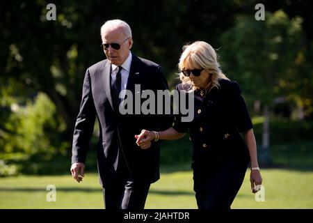 Washington, DC, USA. 30.. Mai 2022. US-Präsident Joe Biden und First Lady Jill Biden gehen auf dem South Lawn des Weißen Hauses, nachdem sie am 30. Mai 2022 aus Delaware in Washington, DC, USA, zurückgekehrt sind. Präsident Biden wird den Nationalfriedhof von Arlington besuchen, um an einer Kranzniederlegung zur Feier des Memorial Day teilzunehmen. Quelle: Michael Reynolds/Pool via CNP/dpa/Alamy Live News Stockfoto