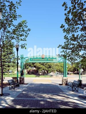 Centennial Plaza Torbogen gegenüber den Sunken Gardens im Stadtzentrum von Atascadero, Kalifornien, USA. Stockfoto