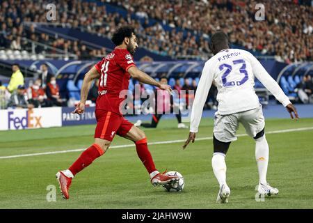 PARIS - (LR) Mo Salah vom FC Liverpool, Ferland Mendy von Real Madrid während des UEFA Champions League-Endspiel zwischen dem FC Liverpool und Real Madrid am 28. Mai 2022 im Stade de Franc in Paris, Frankreich. ANP | HOLLÄNDISCHE HÖHE | MAURICE VAN STONE Stockfoto