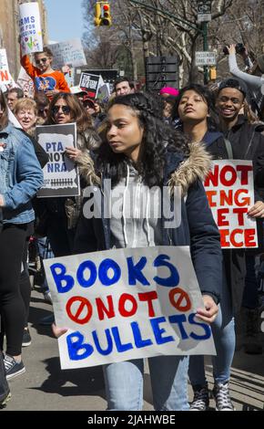 NYC, 24. März 2018: Studenten und viele andere demonstrierten auf dem Marsch für unser Leben in den USA für ein Ende des Schlachtens der Amerikaner Stockfoto