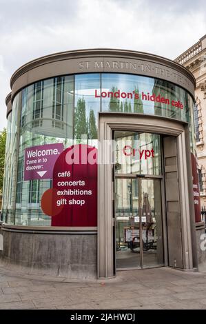 London, Großbritannien - 3. Mai 2022: Das Café in the Crypt ist auch als verstecktes Café in der Krypta von St. Martin's in London bekannt Stockfoto