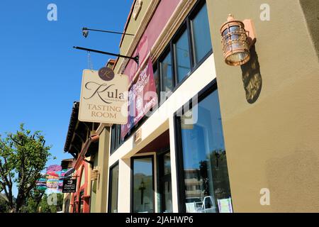 Außenschild am Kula Vineyard and Winery Verkostungsraum in Atascadero, Kalifornien, USA; Downtown Colony District. Stockfoto
