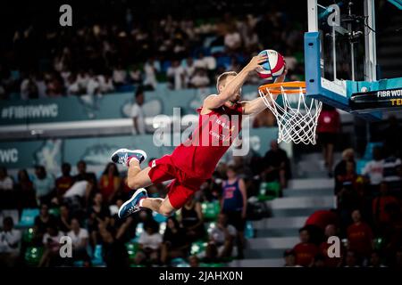 Teneriffa, Spanien, 26. September 2018: Basketballspieler macht während einer Basketballshow bei der FIBA Basketball WWC 2018 einen Slam Dunk Stockfoto