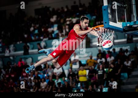 Teneriffa, Spanien, 23. September 2018: Basketballspieler macht während einer akrobatischen Basketballshow einen Slam Dunk Stockfoto