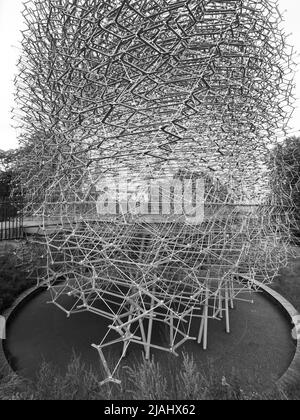 Royal Botanic Gardens Kew. The Hive von Wolfgang Buttress, eine Struktur, die zur Feier der britischen Honey Bees entworfen wurde. Monochrom. London. Stockfoto