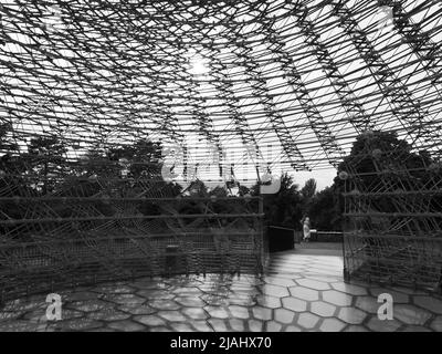 Royal Botanic Gardens Kew. The Hive von Wolfgang Buttress, eine Struktur, die zur Feier der britischen Honey Bees entworfen wurde. Monochrom. London. Stockfoto