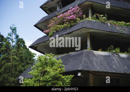 Fragment eines verlassenen Hotels in den Sete Cidades auf der Insel Sao Miguel, Azoren, Portugal. Stockfoto