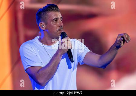 Verona, Italien. 7.. Juli 2022. Der italienische Sänger Francesco Gabbani tritt während seines Live-Aufens in der Arena di Verona für die „viceversa Tour“ auf Stockfoto