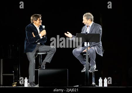 Verona, Italien. 19.. September 202o. Der italienische Sänger Gianni Morandi tritt bei seinem Live-Auftritt in der Arena di Verona für die 'Devo molto all'amore Tour' auf Stockfoto