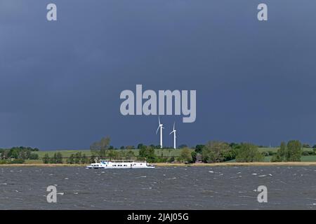 Regenwolken über Schlei, Ausflugsboot Stadt Kappeln, Windmotoren, bei Sieseby, Schlei, Schleswig-Holstein, Deutschland Stockfoto