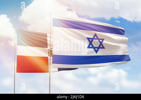 Sonniger blauer Himmel und Flaggen von israel und der dominikanischen republik Stockfoto