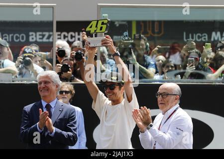 Varese, Italien. 28.. Mai 2022. Valentino Rossi verleiht am 28. Mai 2022 auf dem Kurs Mugello in Scarperia, Italien, die Verleihung seiner Nummer 46 an die MotoGP von Italien. (Foto von Fabio Averna/Pacific Press) Quelle: Pacific Press Media Production Corp./Alamy Live News Stockfoto