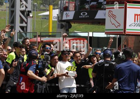 Varese, Italien. 28.. Mai 2022. Valentino Rossi verleiht am 28. Mai 2022 auf dem Kurs Mugello in Scarperia, Italien, die Verleihung seiner Nummer 46 an die MotoGP von Italien. (Foto von Fabio Averna/Pacific Press) Quelle: Pacific Press Media Production Corp./Alamy Live News Stockfoto