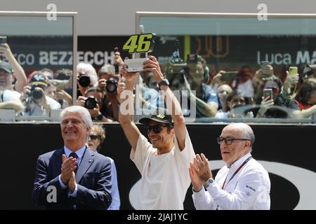 Varese, Italien. 28.. Mai 2022. Valentino Rossi verleiht am 28. Mai 2022 auf dem Kurs Mugello in Scarperia, Italien, die Verleihung seiner Nummer 46 an die MotoGP von Italien. (Foto von Fabio Averna/Pacific Press) Quelle: Pacific Press Media Production Corp./Alamy Live News Stockfoto