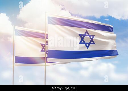 Sonniger blauer Himmel und Fahnen Israels und israels Stockfoto