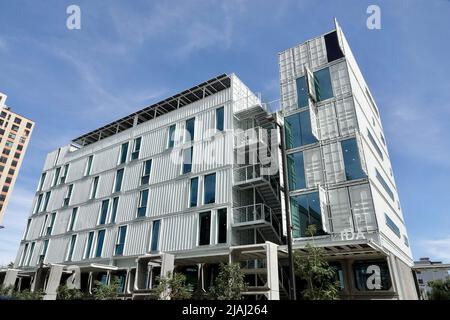 DAS sechsstöckige Gebäude IDA on McKinley, das höchste Gebäude, das aus Schiffscontainern gebaut wurde, verfügt über 18 Apartments. Stockfoto