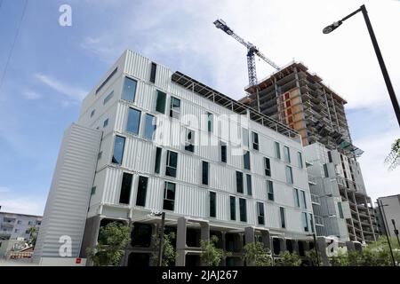 DAS sechsstöckige Gebäude IDA on McKinley, das höchste Gebäude, das aus Schiffscontainern gebaut wurde, verfügt über 18 Apartments. Stockfoto