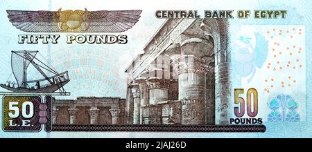 Ein großes Fragment der Rückseite der Banknotenserie 2012 von 50 LE Fifty Egyptian Pounds zeigt ein Bild des Tempels von Edfu, geflügelter Skarabäus und eines Phars Stockfoto