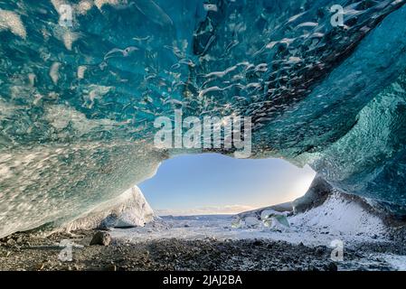 Blick von innen auf eine tiefe Eishöhle unter einem Gletscher in Island Stockfoto