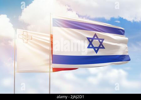 Sonniger blauer Himmel und Flaggen von israel und malta Stockfoto