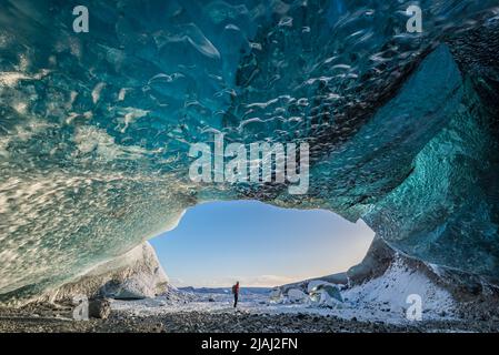 Blick von innen auf eine tiefe Eishöhle unter einem Gletscher in Island Stockfoto