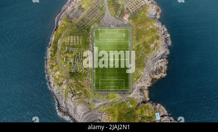 Henningsvær Fußballplatz per Drohne in Lofoten, Norwegen Stockfoto