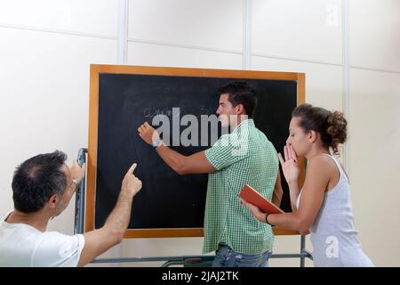 Zurück in die Schule: Schüler schlägt die Antwort Freund Stockfoto