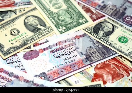 Ein Stapel von amerikanischen Dollar und ägyptischen Pfund Hintergrund, ein Stapel von 50 LE fünfzig Pfund, 200 LE zweihundert Pfund, 1 Dollar ein Dollar und 2 Dollar zwei Dollar Stockfoto