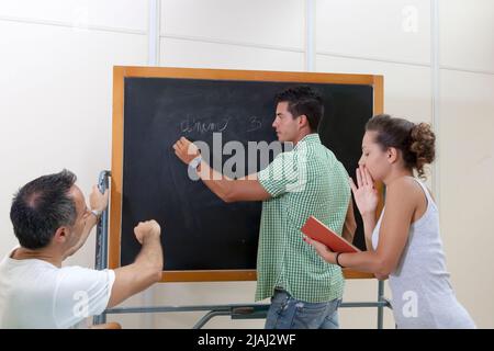 Zurück in die Schule: Schüler schlägt die Antwort Freund Stockfoto