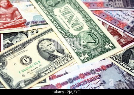 Ein Stapel von amerikanischen Dollar und ägyptischen Pfund Hintergrund, ein Stapel von 50 LE fünfzig Pfund, 200 LE zweihundert Pfund, 1 Dollar ein Dollar und 2 Dollar zwei Dollar Stockfoto