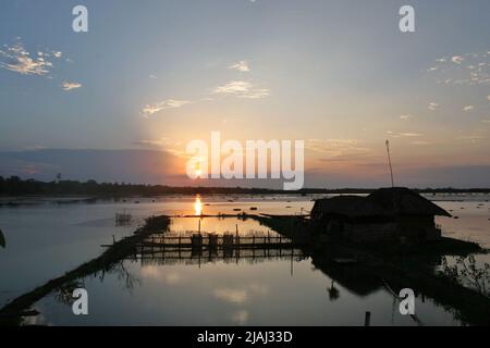 Ein Blick auf eine Gher (Garnelenfirma) in Mathbari, einem weit entfernten Dorf in Sundarbans. Mathbari, Kaira, Bangladesch. 07.Mai 2007. Stockfoto