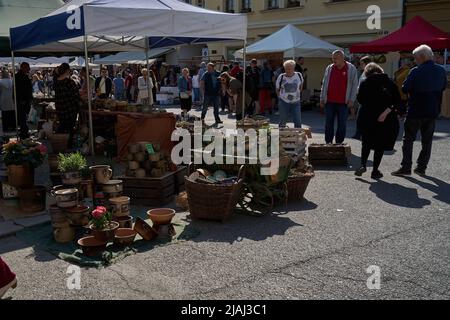 Beroun, Tschechische Republik - 8. Mai 2022 - Verkaufsstände mit Keramik auf dem berühmten jährlichen Töpfermarkt in Beroun Stockfoto