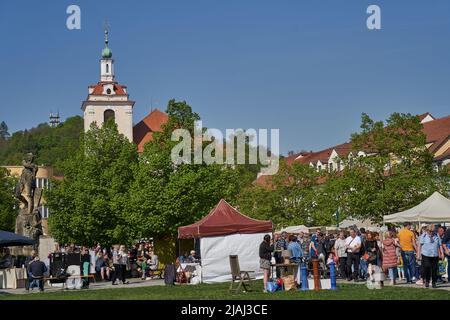 Beroun, Tschechische Republik - 8. Mai 2022 - Verkaufsstände mit Keramik auf dem berühmten jährlichen Töpfermarkt in Beroun Stockfoto