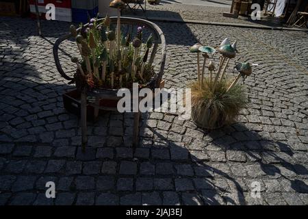 Beroun, Tschechische Republik - 8. Mai 2022 - Verkaufsstände mit Keramik auf dem berühmten jährlichen Töpfermarkt in Beroun Stockfoto